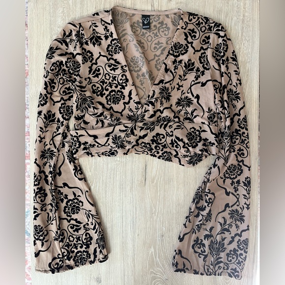 Wrap around cropped top - Picture 2 of 6